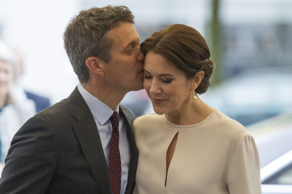 MUNICH, GERMANY - MAY 21:  Crown Prince Frederik kisses his wife Crown Princess Mary Of Denmark as they arrive at a furniture shop during their visit to Germany on May 21, 2015 in Munich, Germany.  (Photo by Lennart Preiss/Getty Images)