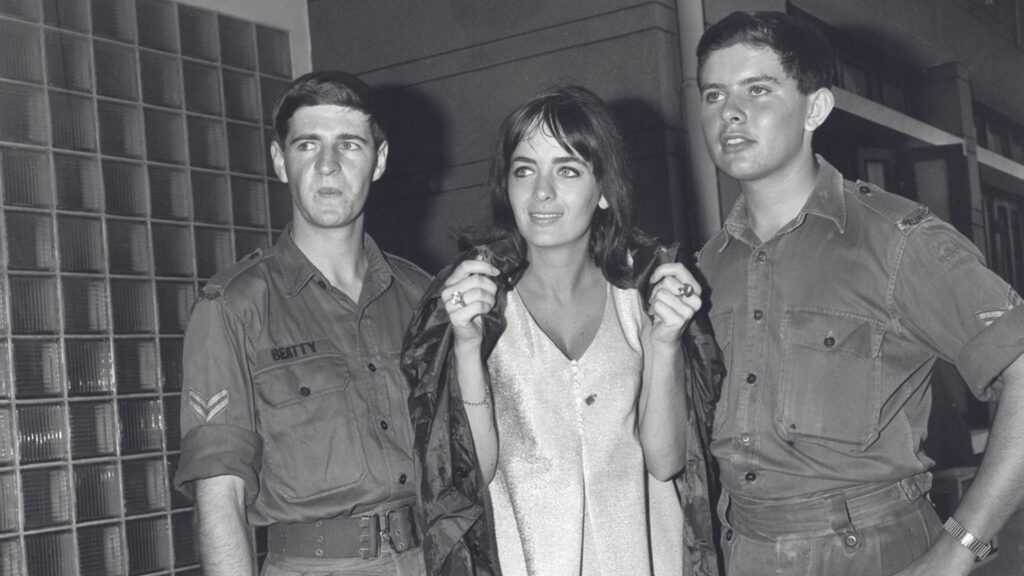 A young Australian entertainer between two Vietnam war soldiers. 
