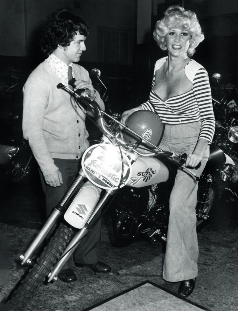 MAY 11, 1975: SYDNEY, NSW. Entertainer Carlotta (R) in Sydney, New South Wales. (Photo by News Ltd / Newspix)